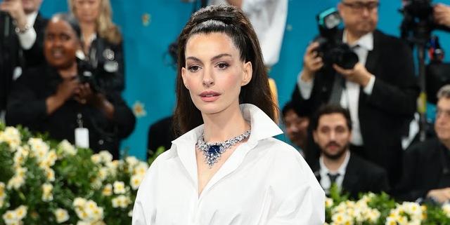 Anne Hathaway stuns at the 2025 Met Gala, debuting a sharp, modern look that signals a bold new chapter in her style journey.